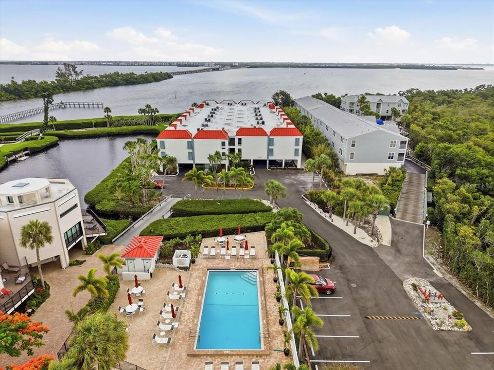 For Sale: $468,000 (2 beds, 2 baths, 1121 Square Feet)