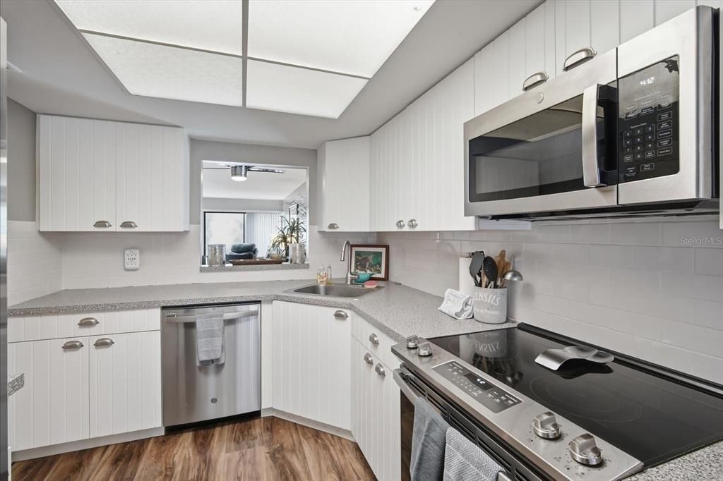 For Sale: $468,000 (2 beds, 2 baths, 1121 Square Feet)