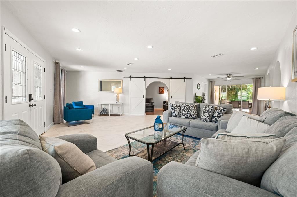 En Venta: $925,000 (4 camas, 2 baños, 3037 Pies cuadrados)