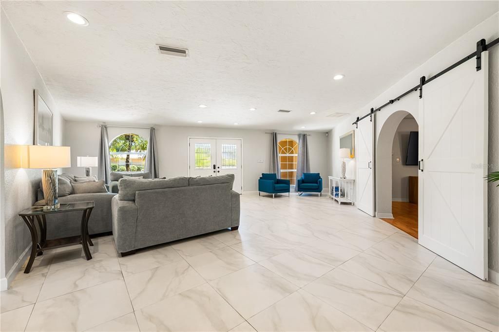En Venta: $925,000 (4 camas, 2 baños, 3037 Pies cuadrados)