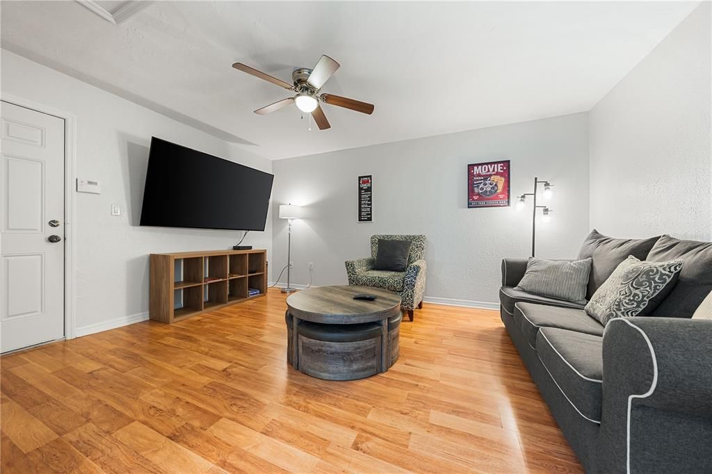 En Venta: $925,000 (4 camas, 2 baños, 3037 Pies cuadrados)