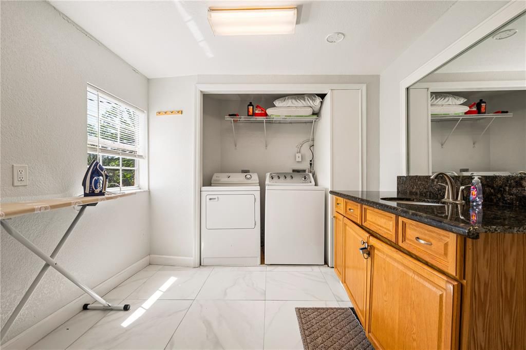 En Venta: $925,000 (4 camas, 2 baños, 3037 Pies cuadrados)