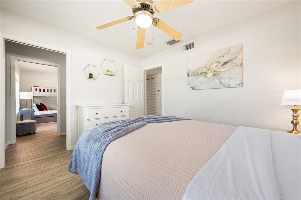 En Venta: $925,000 (4 camas, 2 baños, 3037 Pies cuadrados)