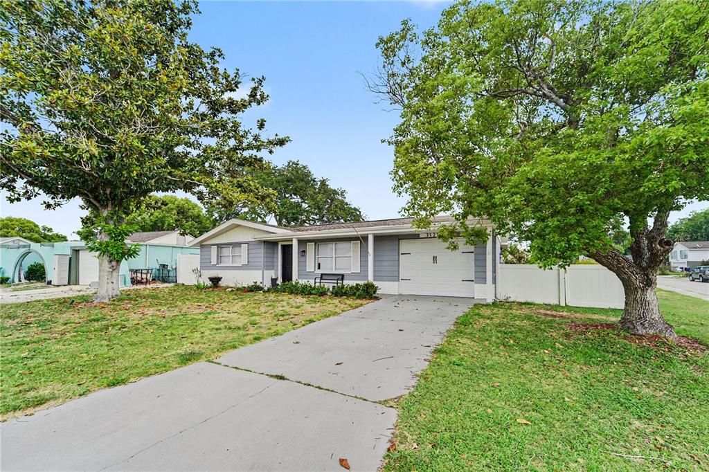 For Rent: $1,900 (2 beds, 1 baths, 1052 Square Feet)