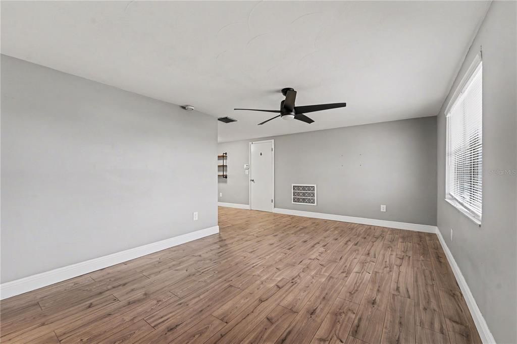 For Rent: $1,900 (2 beds, 1 baths, 1052 Square Feet)