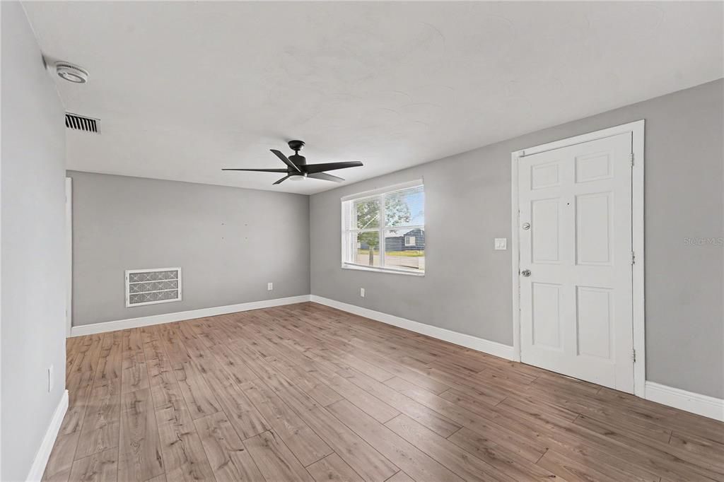 For Rent: $1,900 (2 beds, 1 baths, 1052 Square Feet)