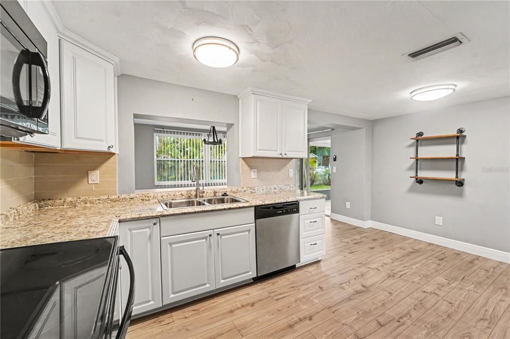For Rent: $1,900 (2 beds, 1 baths, 1052 Square Feet)