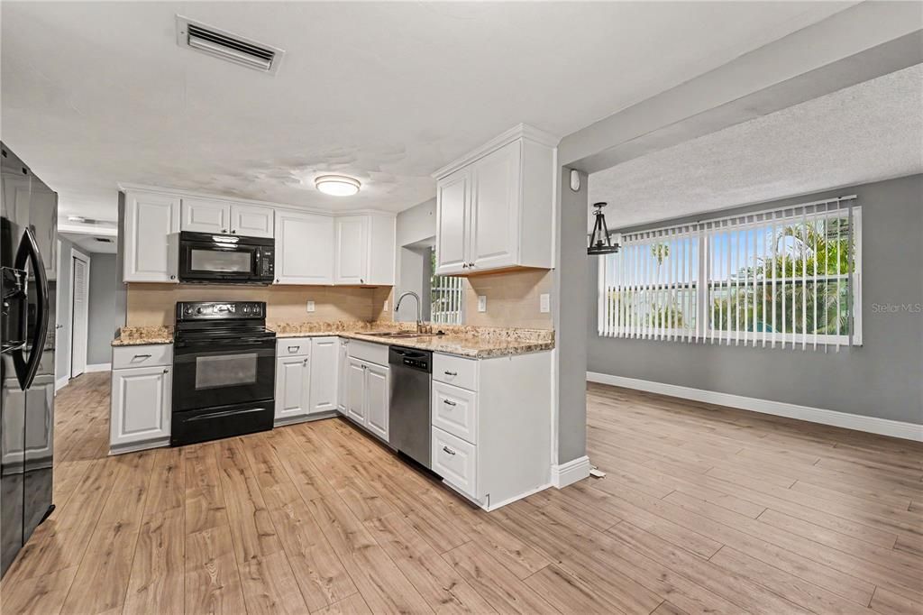 For Rent: $1,900 (2 beds, 1 baths, 1052 Square Feet)