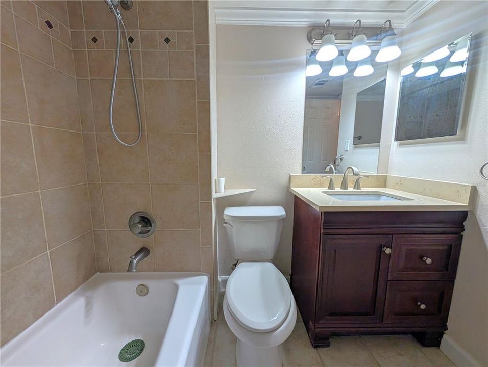 В аренду: $1,645 (2 спален, 1 ванн, 864 Квадратных фут)