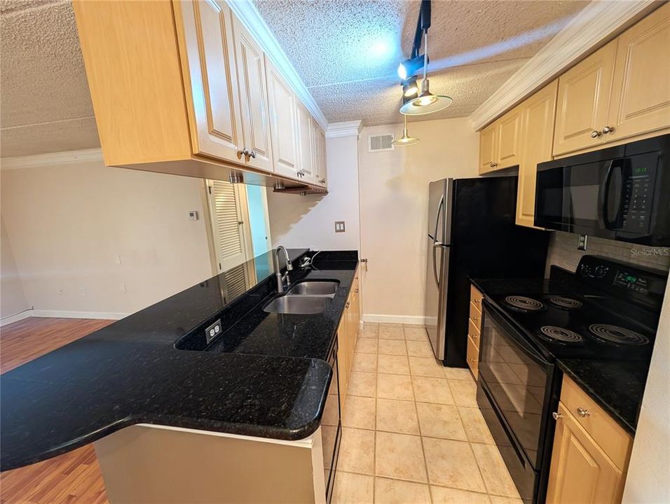 В аренду: $1,645 (2 спален, 1 ванн, 864 Квадратных фут)