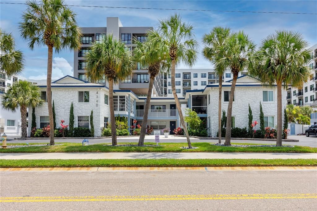 For Rent: $1,800 (2 beds, 1 baths, 845 Square Feet)