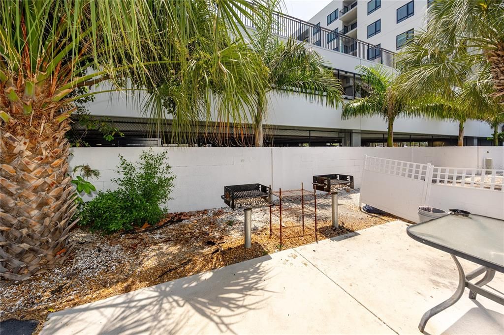 For Rent: $1,800 (2 beds, 1 baths, 845 Square Feet)