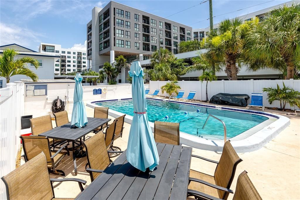 For Rent: $1,800 (2 beds, 1 baths, 845 Square Feet)