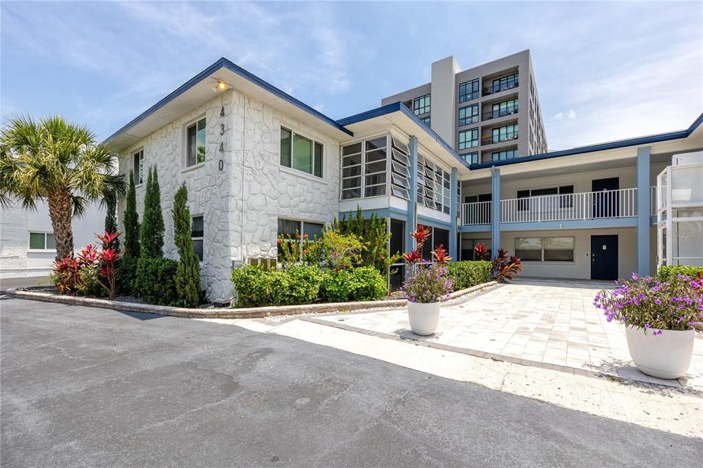 For Rent: $1,800 (2 beds, 1 baths, 845 Square Feet)