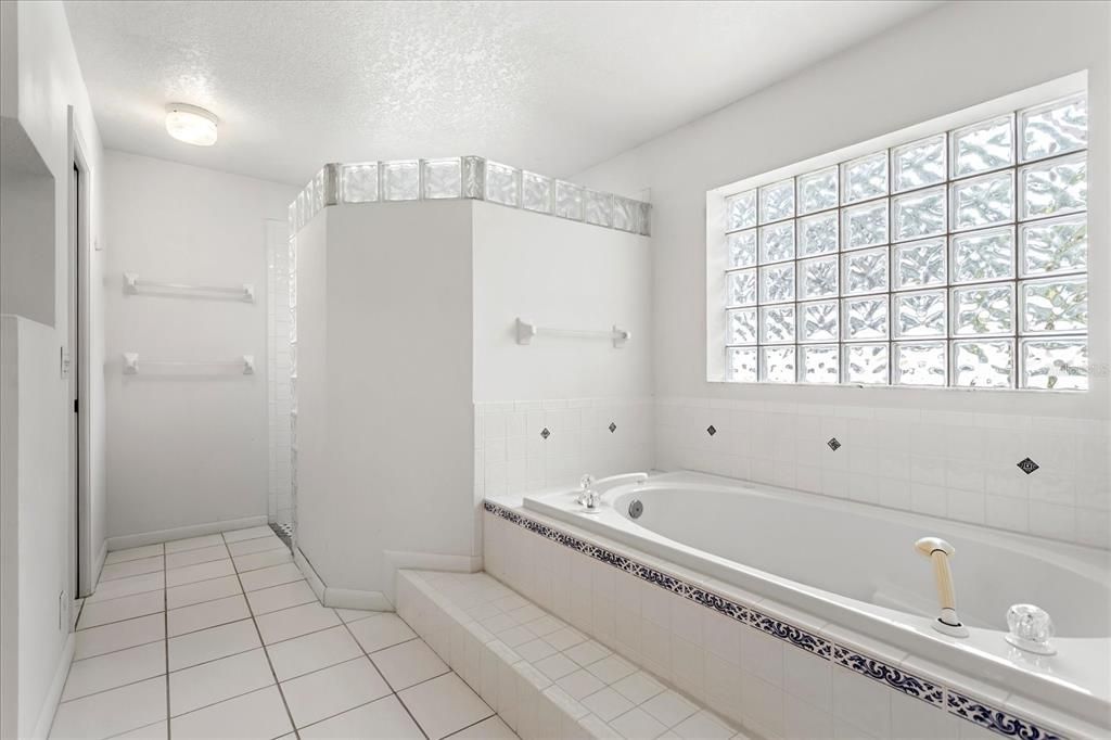 For Sale: $524,900 (4 beds, 2 baths, 2803 Square Feet)