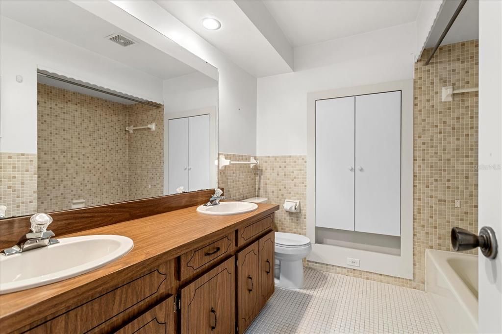 For Sale: $524,900 (4 beds, 2 baths, 2803 Square Feet)