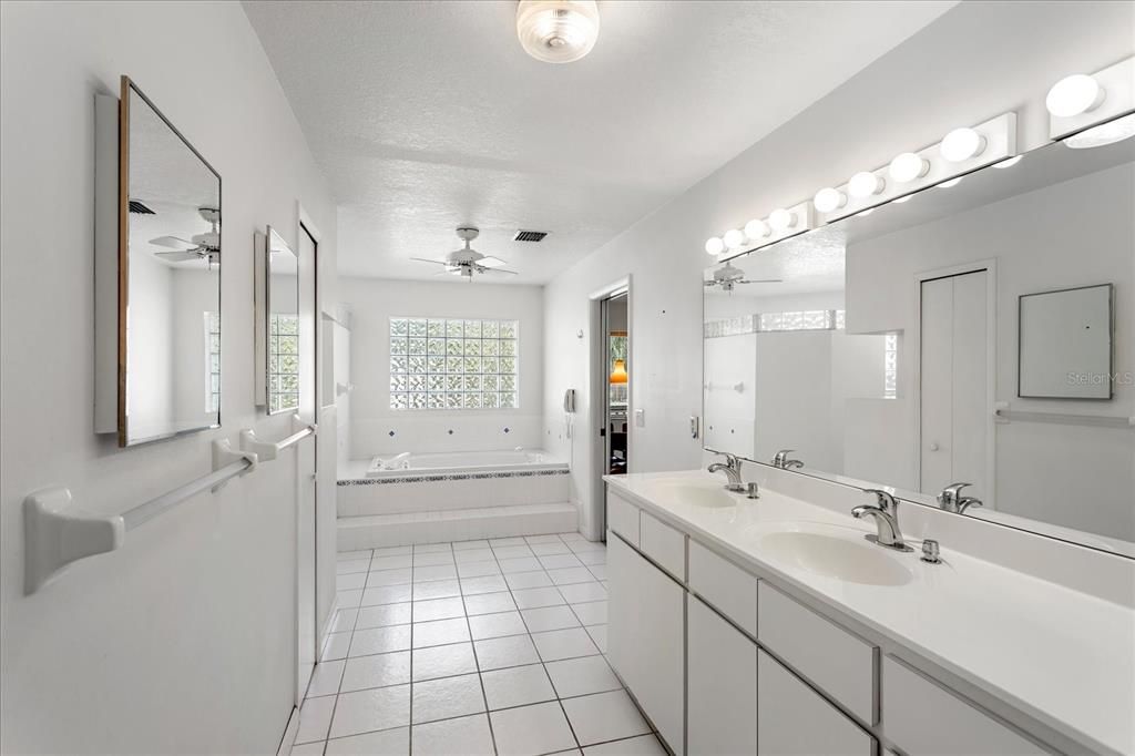 For Sale: $524,900 (4 beds, 2 baths, 2803 Square Feet)