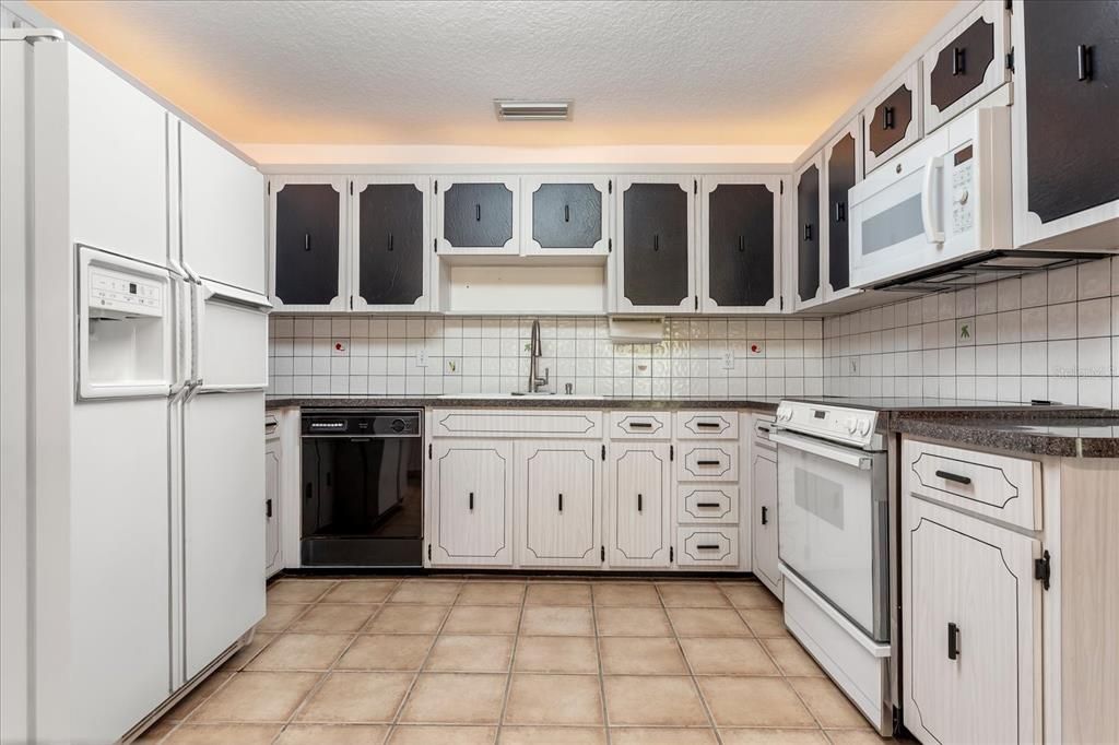 For Sale: $524,900 (4 beds, 2 baths, 2803 Square Feet)