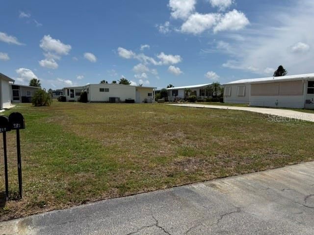 На продажу: $15,000 (0.14 acres)