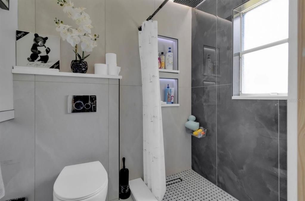 For Sale: $465,000 (5 beds, 3 baths, 1930 Square Feet)