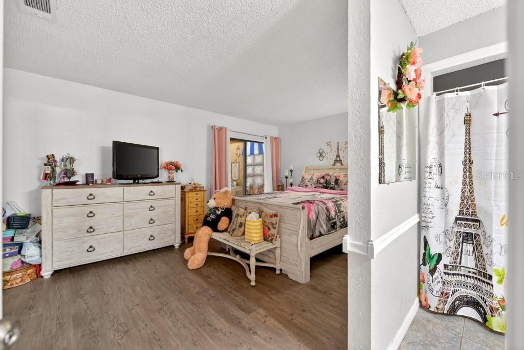 For Sale: $589,900 (6 beds, 4 baths, 2247 Square Feet)