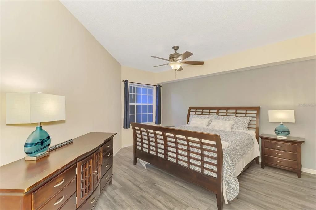 Active With Contract: $220,000 (2 beds, 2 baths, 1192 Square Feet)