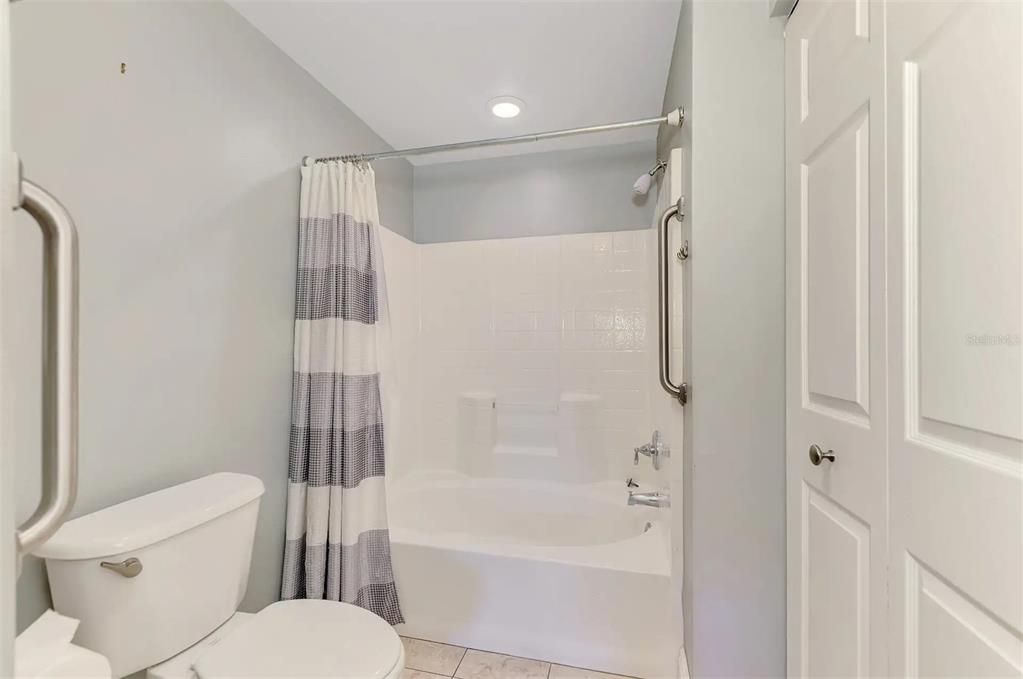 Active With Contract: $220,000 (2 beds, 2 baths, 1192 Square Feet)