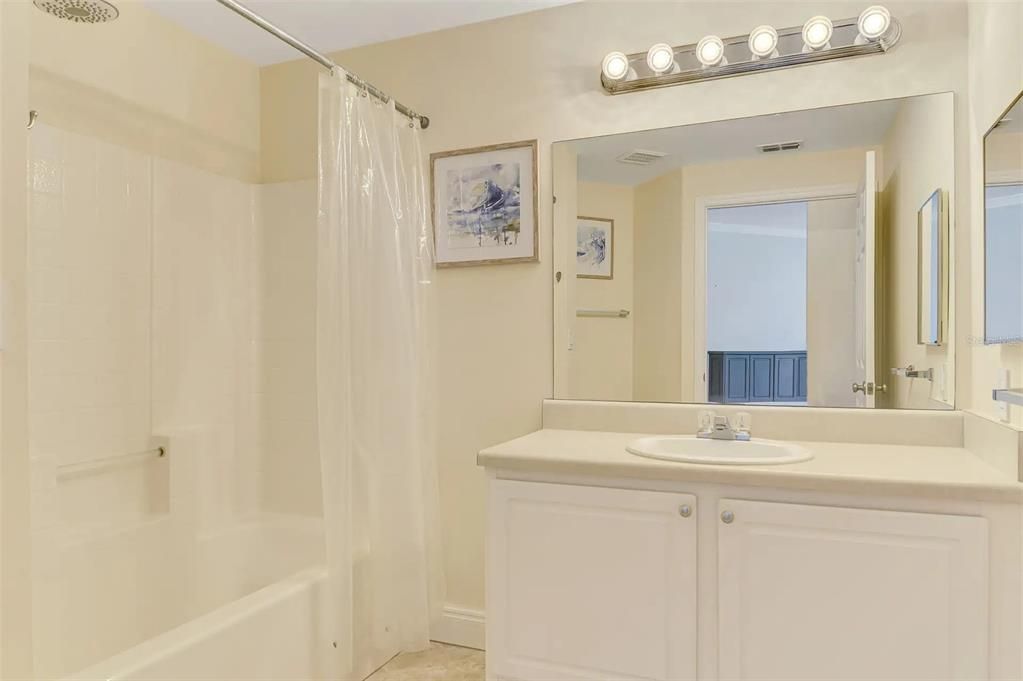 Active With Contract: $220,000 (2 beds, 2 baths, 1192 Square Feet)