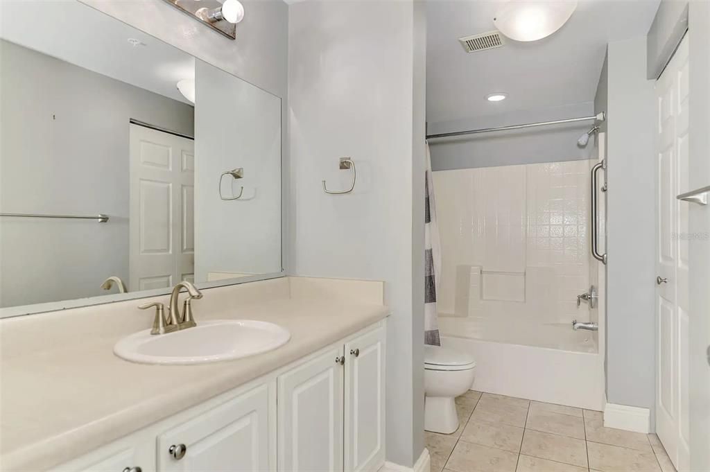 Active With Contract: $220,000 (2 beds, 2 baths, 1192 Square Feet)