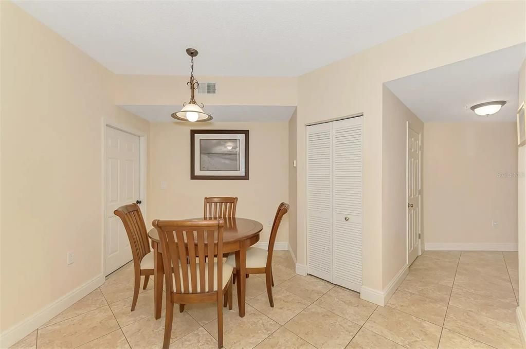 Active With Contract: $220,000 (2 beds, 2 baths, 1192 Square Feet)