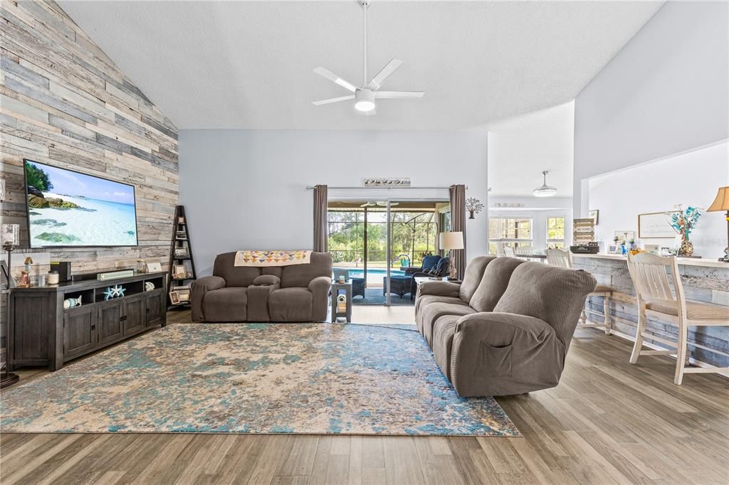 For Sale: $330,000 (2 beds, 2 baths, 1435 Square Feet)