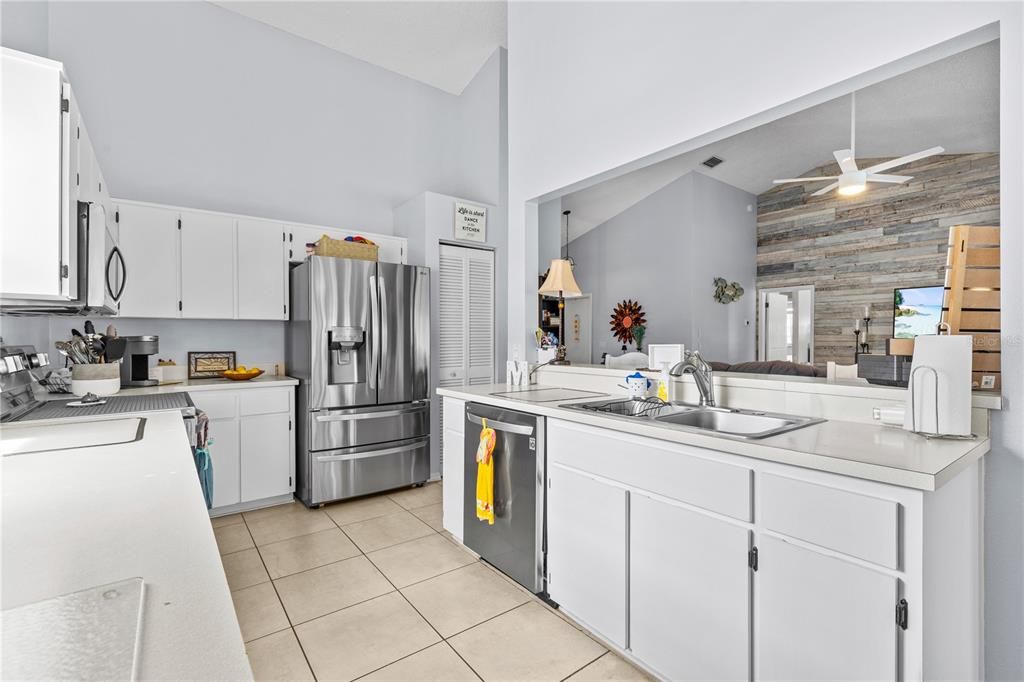 For Sale: $330,000 (2 beds, 2 baths, 1435 Square Feet)