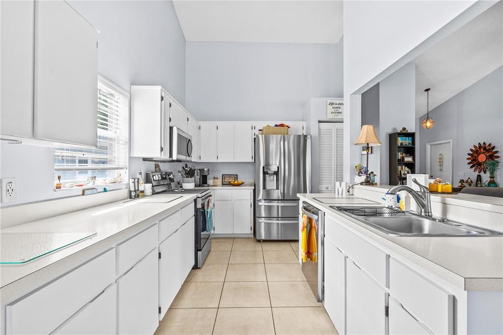 For Sale: $330,000 (2 beds, 2 baths, 1435 Square Feet)