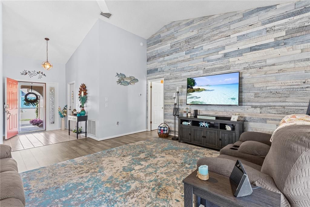 For Sale: $330,000 (2 beds, 2 baths, 1435 Square Feet)