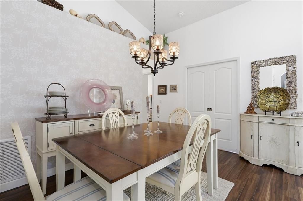 En Venta: $298,900 (3 camas, 2 baños, 1369 Pies cuadrados)