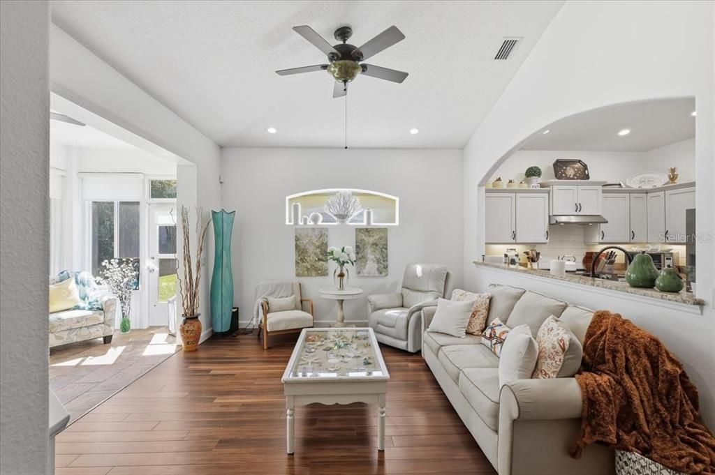 En Venta: $298,900 (3 camas, 2 baños, 1369 Pies cuadrados)