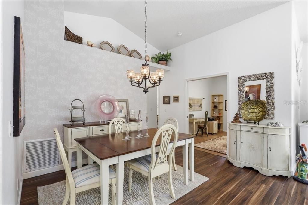 En Venta: $298,900 (3 camas, 2 baños, 1369 Pies cuadrados)