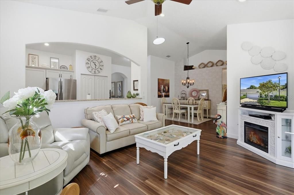 En Venta: $298,900 (3 camas, 2 baños, 1369 Pies cuadrados)