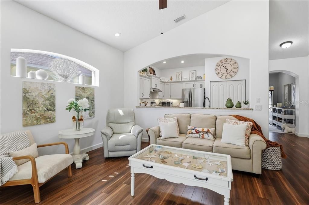 En Venta: $298,900 (3 camas, 2 baños, 1369 Pies cuadrados)