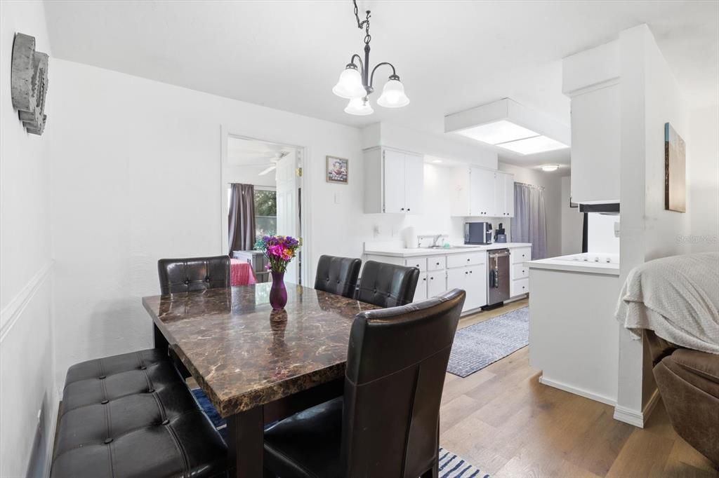 На продажу: $245,000 (3 спален, 2 ванн, 1339 Квадратных фут)