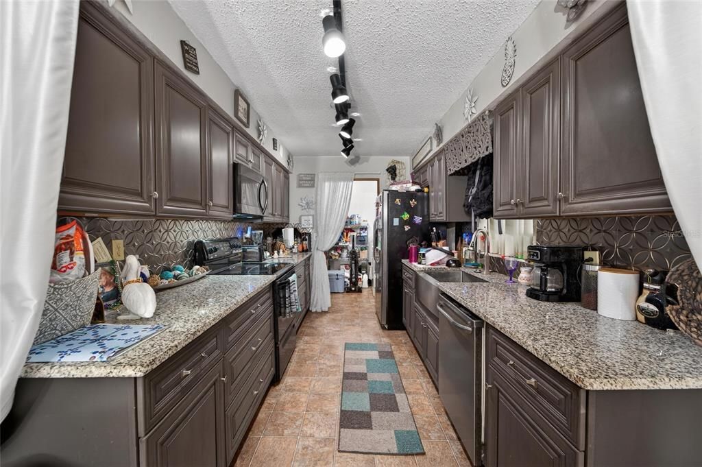 For Sale: $325,000 (3 beds, 2 baths, 1724 Square Feet)