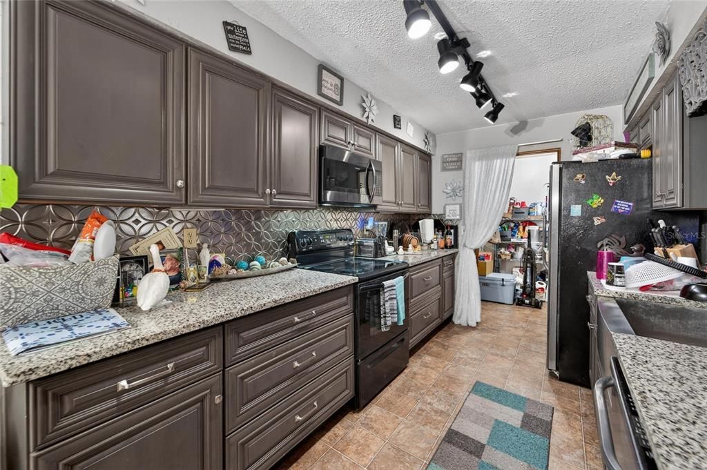 For Sale: $325,000 (3 beds, 2 baths, 1724 Square Feet)