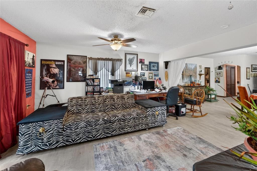 For Sale: $325,000 (3 beds, 2 baths, 1724 Square Feet)
