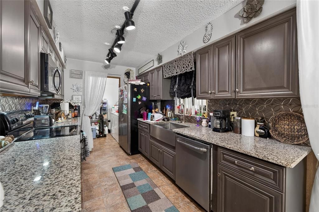 For Sale: $325,000 (3 beds, 2 baths, 1724 Square Feet)