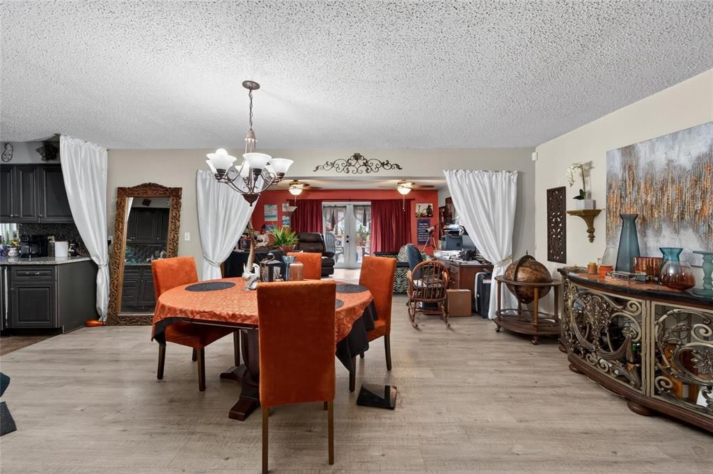 For Sale: $325,000 (3 beds, 2 baths, 1724 Square Feet)