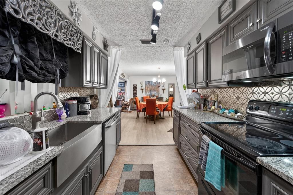 For Sale: $325,000 (3 beds, 2 baths, 1724 Square Feet)
