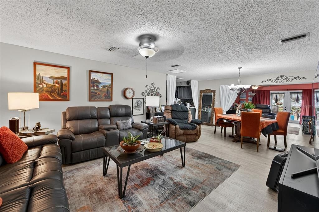 For Sale: $325,000 (3 beds, 2 baths, 1724 Square Feet)