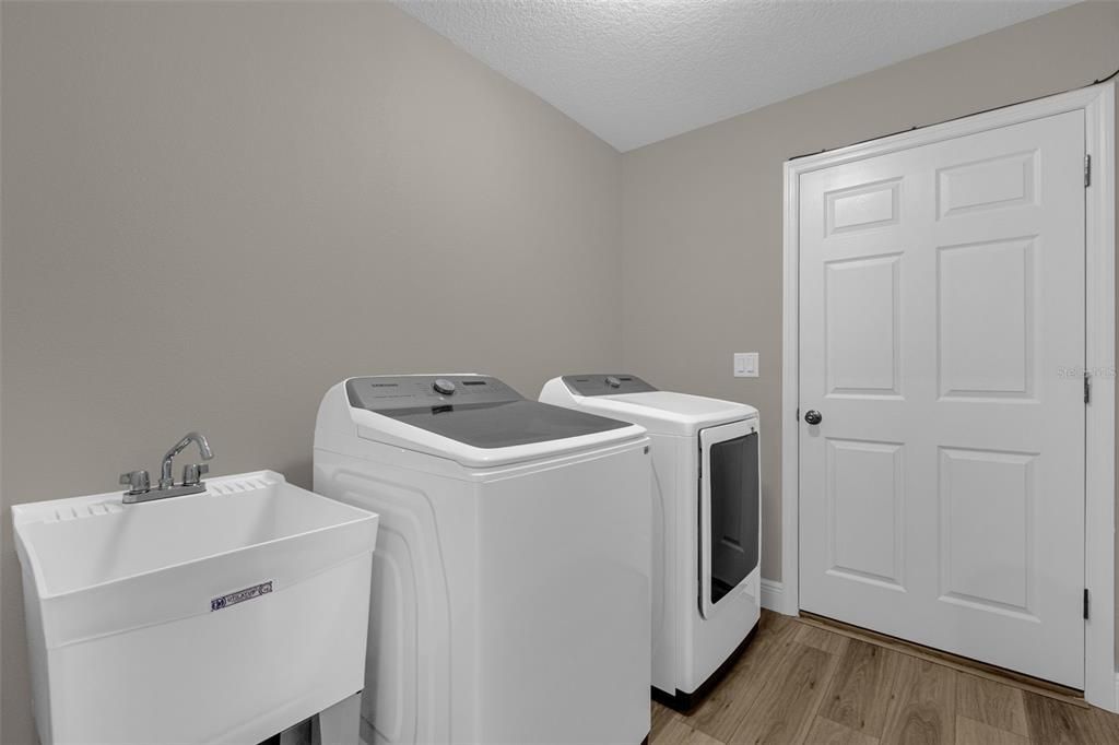 For Rent: $2,300 (3 beds, 2 baths, 1611 Square Feet)