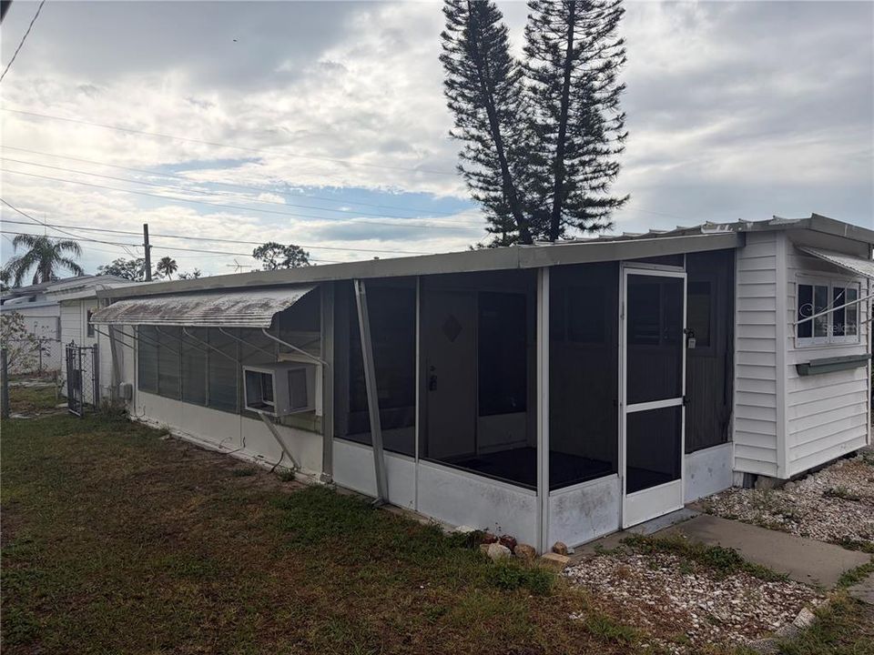 For Sale: $48,000 (2 beds, 1 baths, 336 Square Feet)