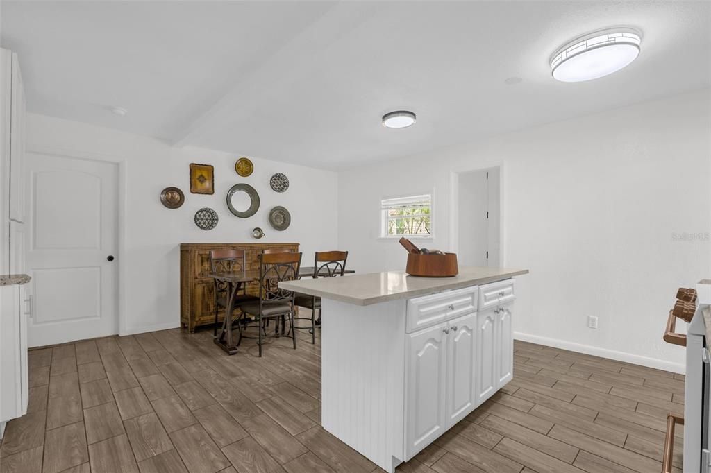 На продажу: $329,999 (2 спален, 1 ванн, 1113 Квадратных фут)